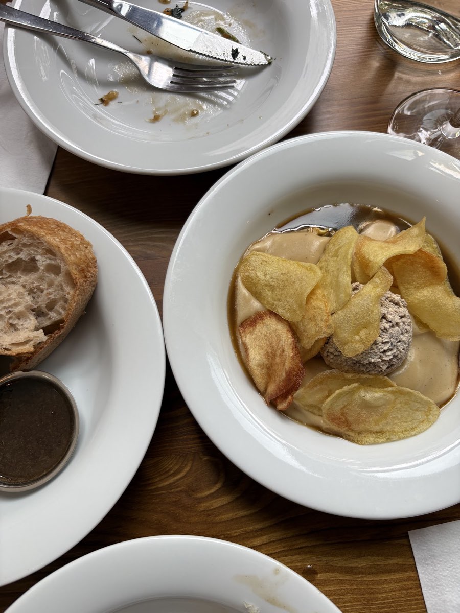 Danie z chrupiącymi chipsami ziemniaczanymi, podane z pieczywem i dipem